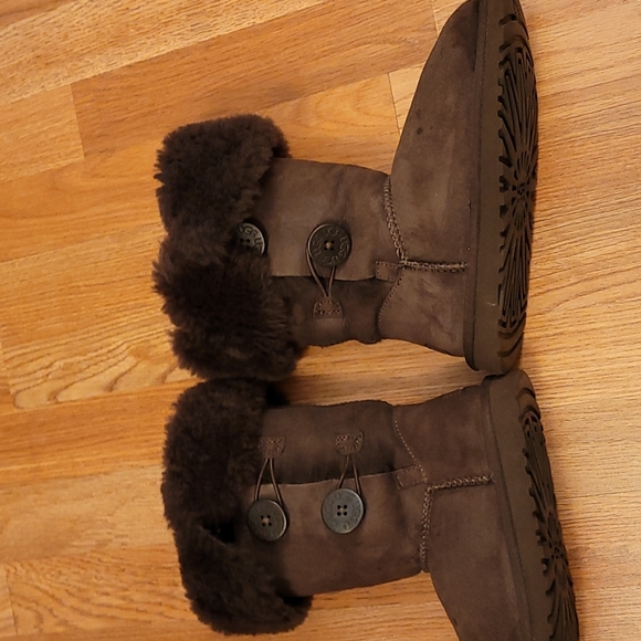 Ugg Bailey Button Triplet II BOOT in dark brown. Size 5 - Picture 11 of 13